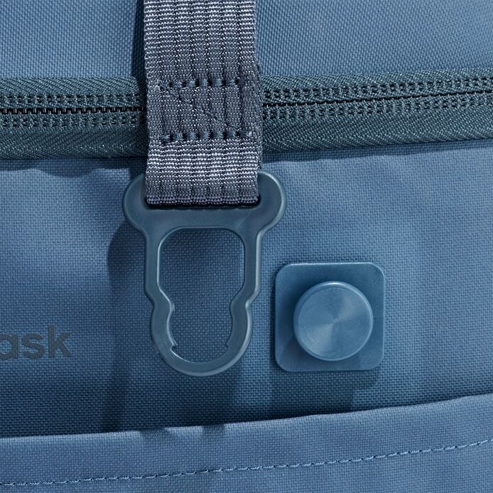 carryouttm-soft-cooler-15-l-o5 250815_hydro_cooler_details_14856_6.jpg