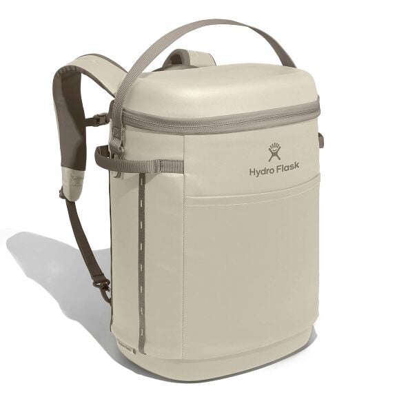carryouttm-backpack-22-l-c4 18pco114-carryout-backpack-22l-oat-angled_1.jpg
