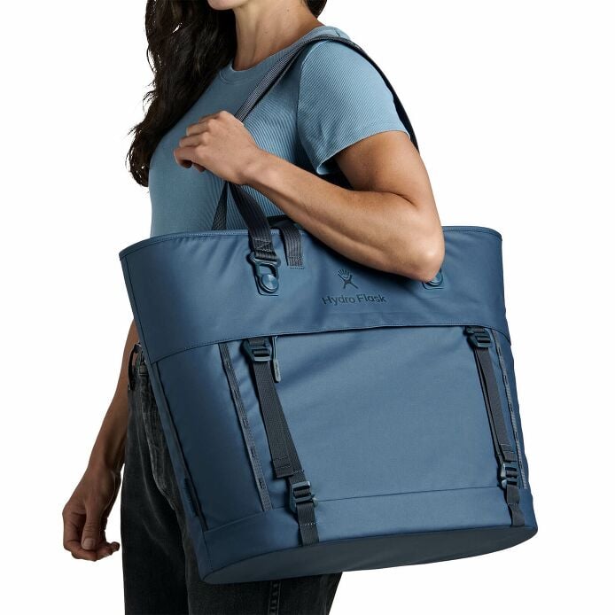 carryouttm-soft-cooler-tote-30-l-i6 250815_hydro_s26_hb_14614_2.jpg