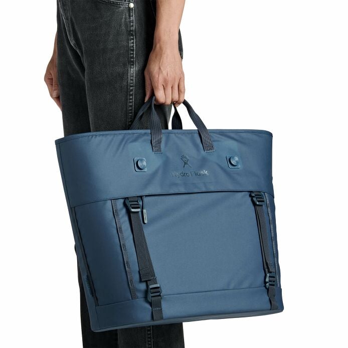 carryouttm-soft-cooler-tote-30-l-i6 250815_hydro_s26_hb_14619_2.jpg