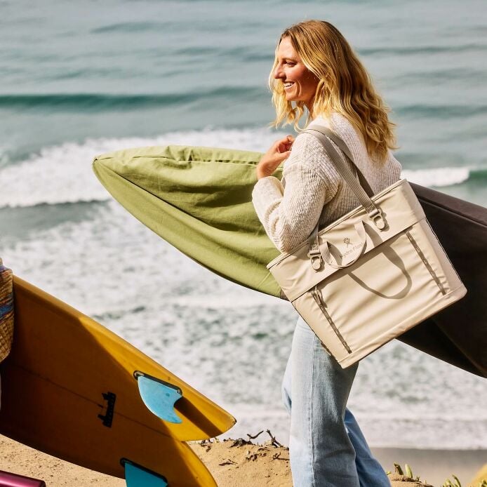 carryouttm-soft-cooler-tote-20-l-x1 hf_carryout_bouwer_d1_l1_torrey_pines_lifestyle_1142_1_1.jpg