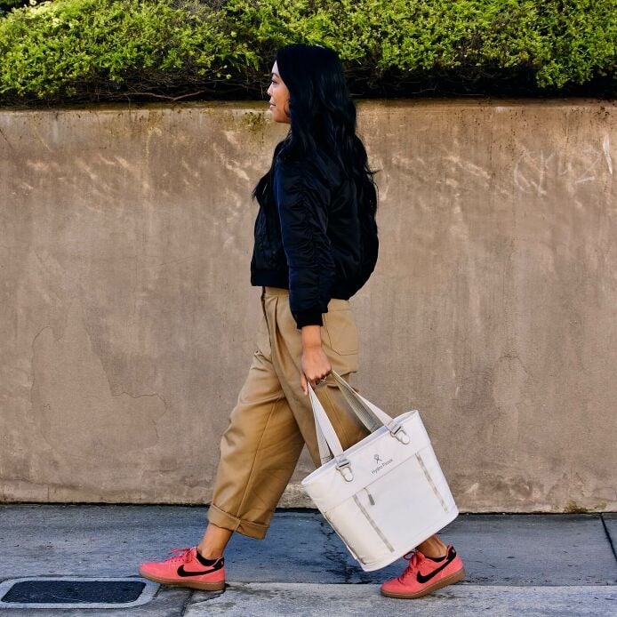 carryouttm-soft-cooler-tote-10-l-k7 hf_carryout_bouwer_d2_l1_stone_steps_0131_3.jpg