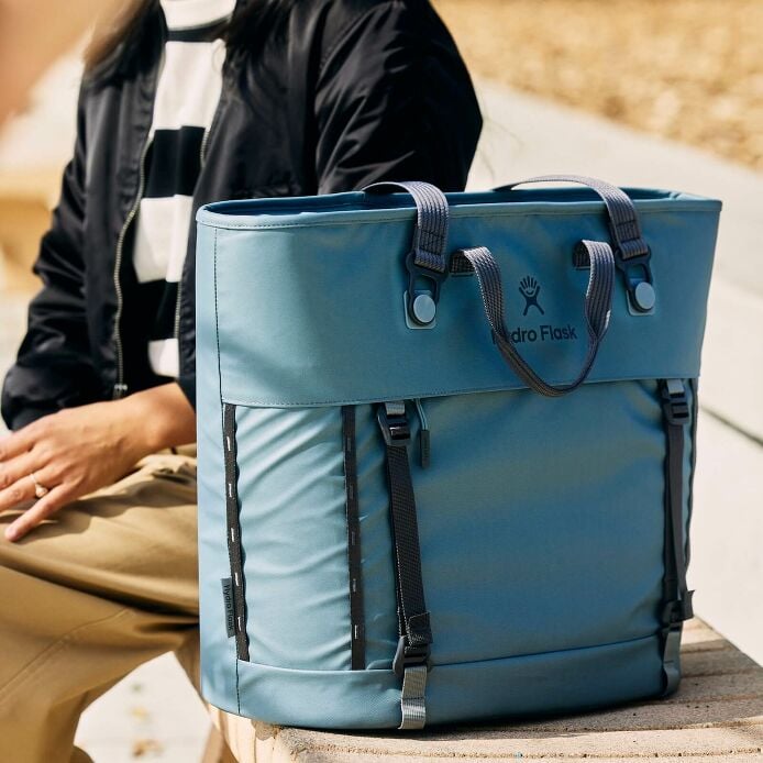 carryouttm-soft-cooler-tote-30-l-i6 hf_carryout_bouwer_d2_l2_parking_soccer_1930_1_1.jpg