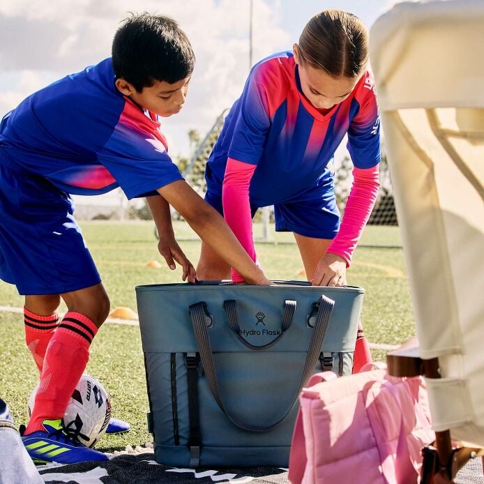 carryouttm-soft-cooler-tote-30-l-i6 hf_carryout_bouwer_d2_l2_parking_soccer_2454_1_1.jpg