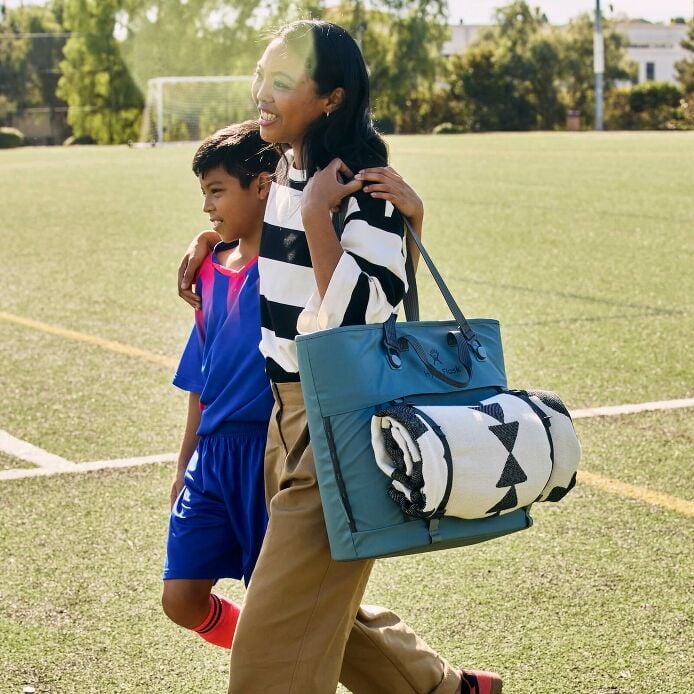 carryouttm-soft-cooler-tote-30-l-i6 hf_carryout_bouwer_d2_l2_parking_soccer_3406_1_1.jpg